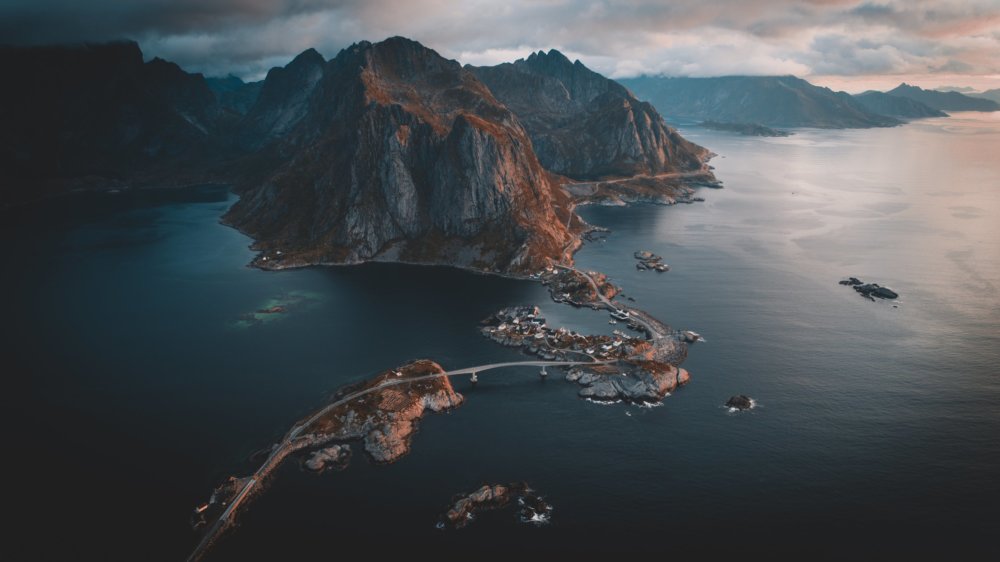 Amazingly Foggy And Melancholic Landscape Photographs By Chris Henry 21