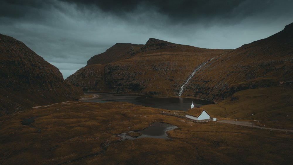 Amazingly Foggy And Melancholic Landscape Photographs By Chris Henry 3