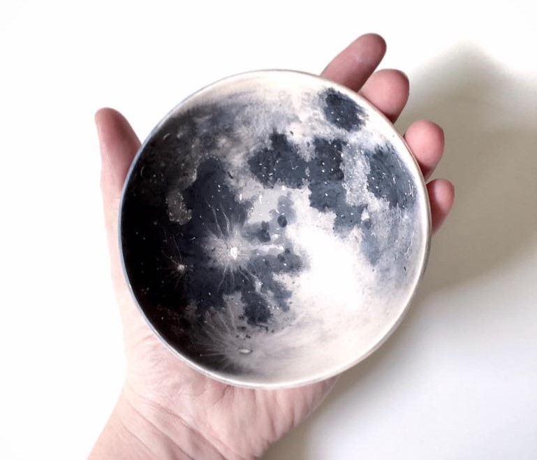 Enchanting Ceramic Vases Illustrated With Elegant Figures By Niharika Hukku 17