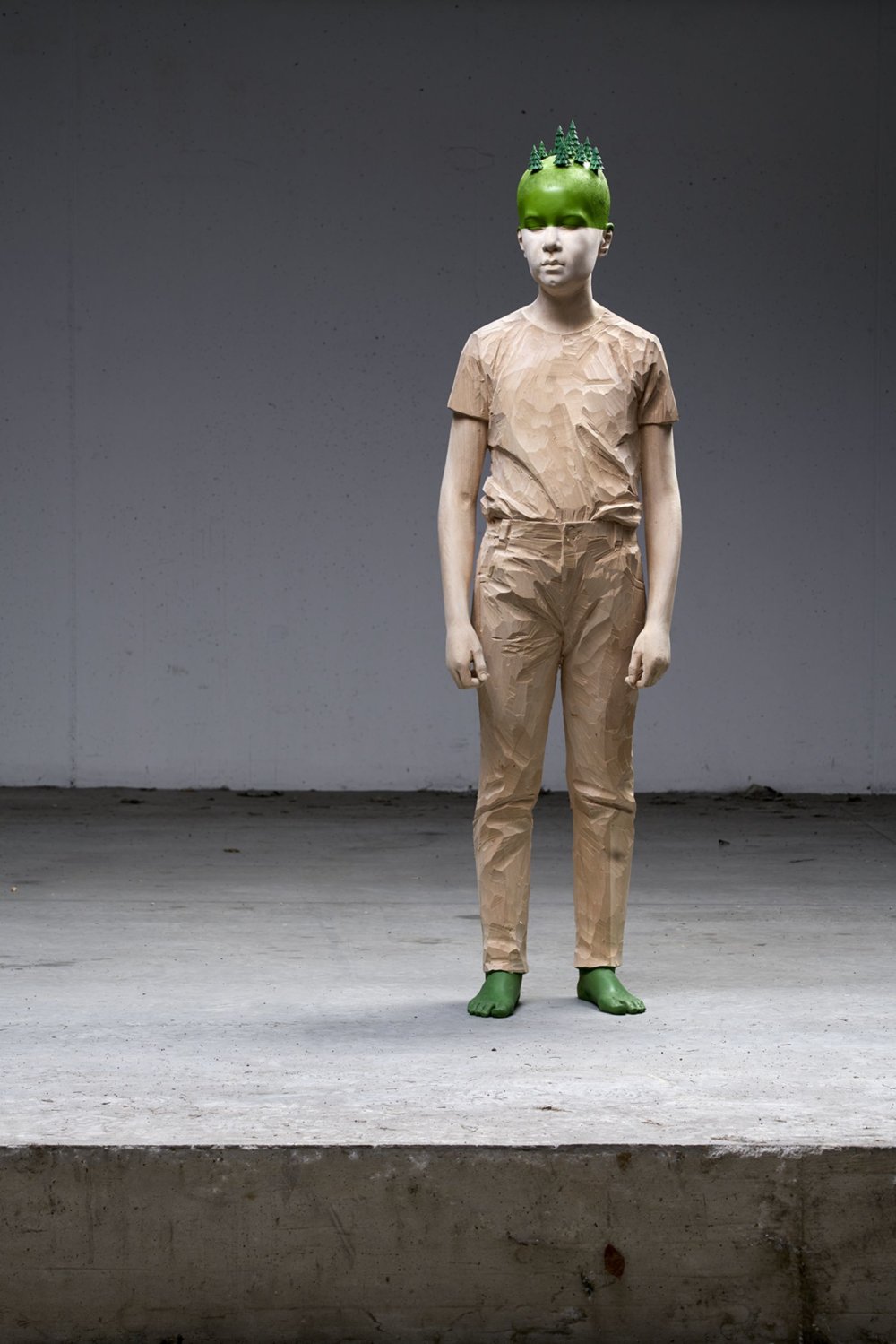 Dreamlike Figurative Wood Sculptures That Highlight Our Social And Environmental Issues By Willy Verginer 2