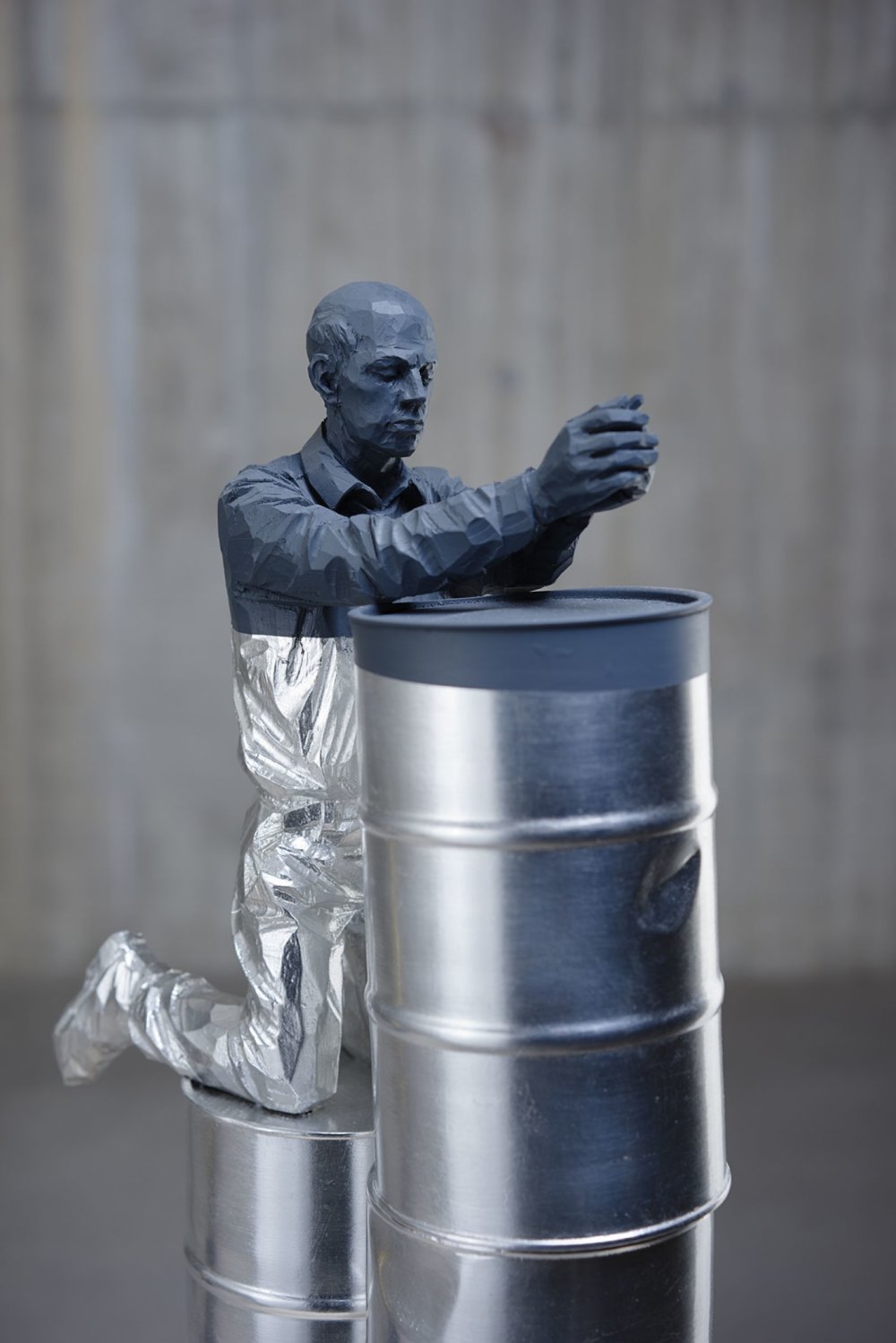 Dreamlike Figurative Wood Sculptures That Highlight Our Social And Environmental Issues By Willy Verginer 4