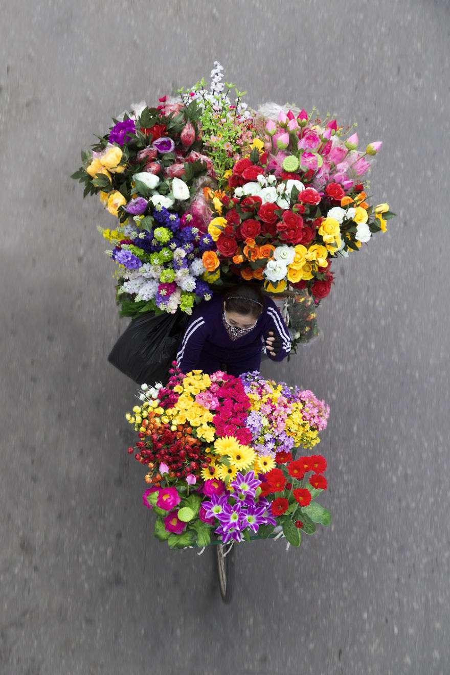 Merchants In Motion Wonderful Photography Series On Vietnams Street Vendors By Loes Heerink 1