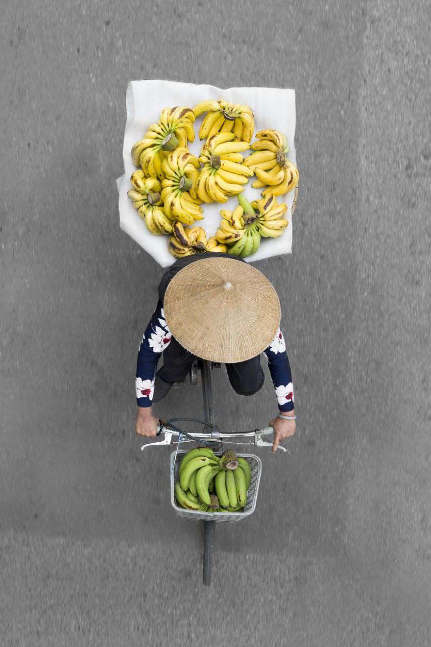 Merchants In Motion Wonderful Photography Series On Vietnams Street Vendors By Loes Heerink 10