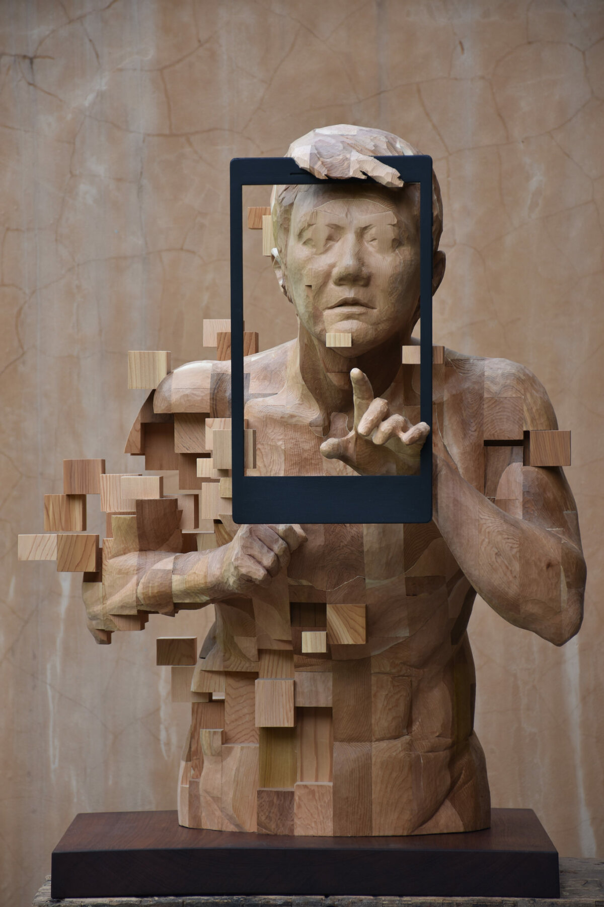 Splendid Wood Sculptures Of Pixelated Figures By Hsu Tung Han 2