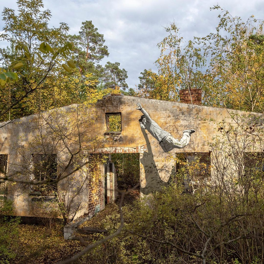 Jump And Climb Amazing Black And White Murals Of People In Movement By Anders Gjennestad 8