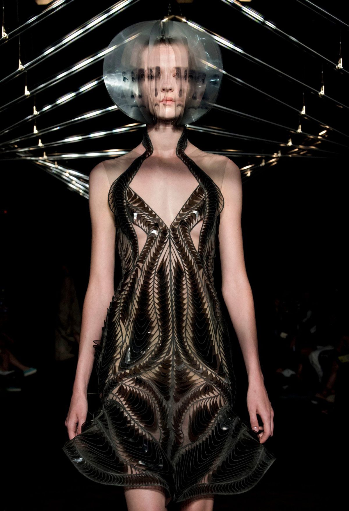 Organic Shaped Clothes Mesmerizing Garments By Iris Van Herpen 15