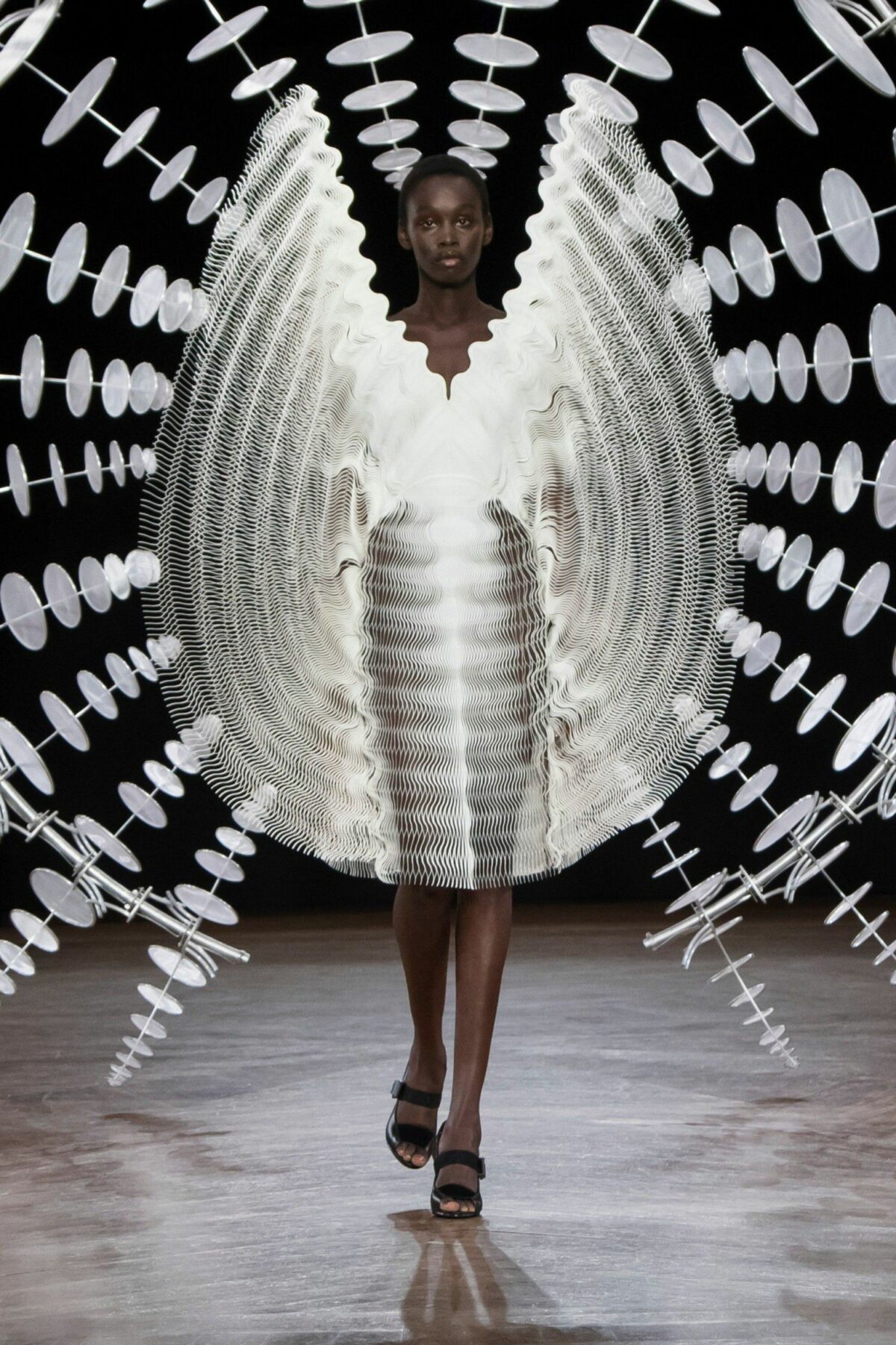 Organic Shaped Clothes Mesmerizing Garments By Iris Van Herpen 18