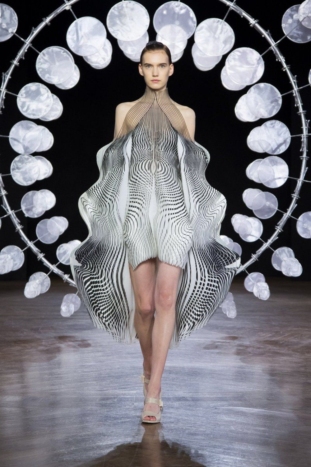 Organic Shaped Clothes Mesmerizing Garments By Iris Van Herpen 19