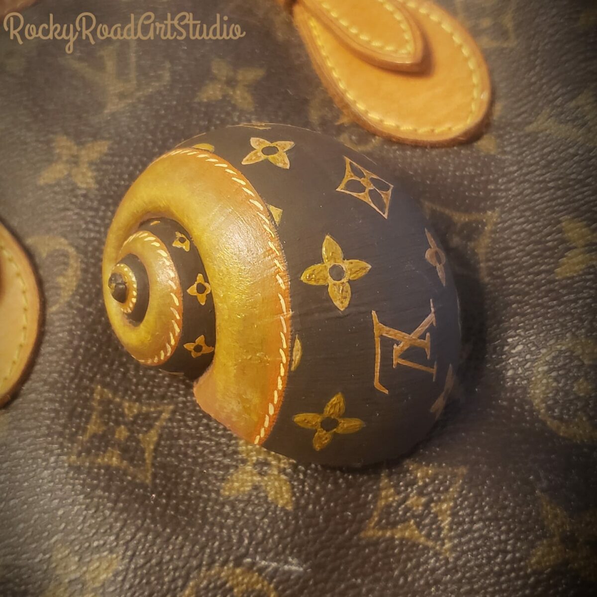 Snail Shells Decorated With Gorgeous Patterns By Lisa Orlans 7