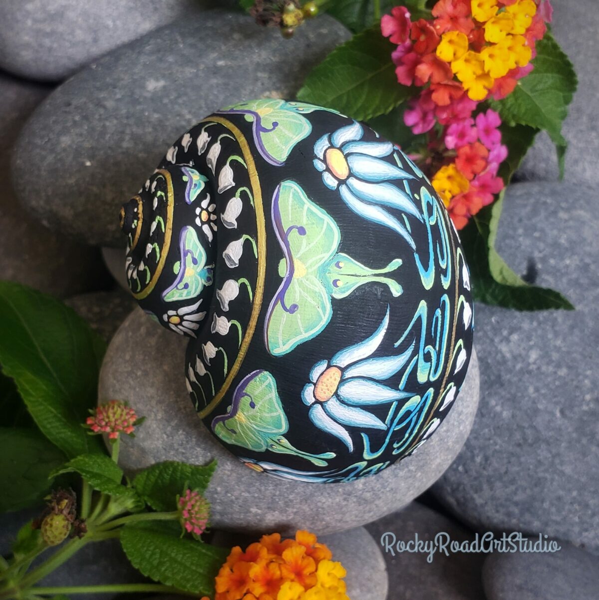 Snail Shells Decorated With Gorgeous Patterns By Lisa Orlans 9