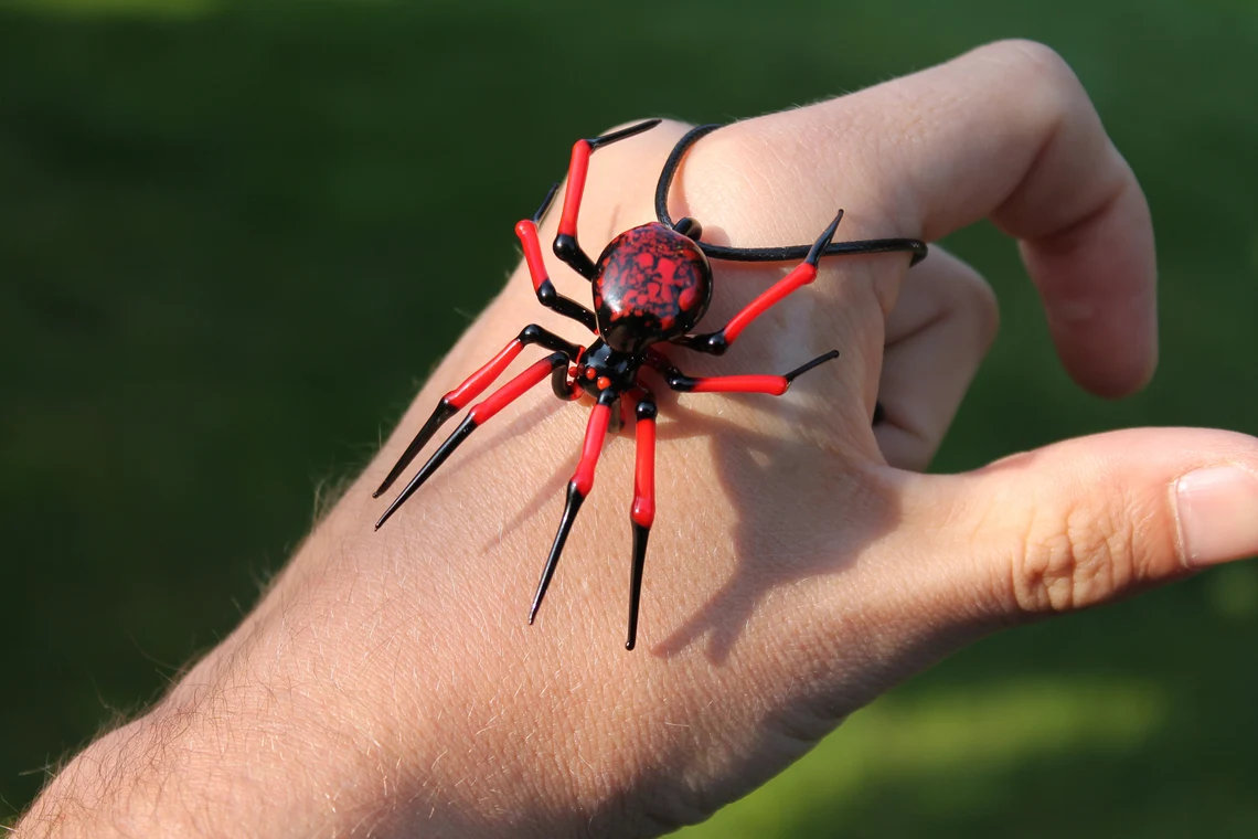 Striking Spider Glass Sculptures By Nikita Drachuk 12