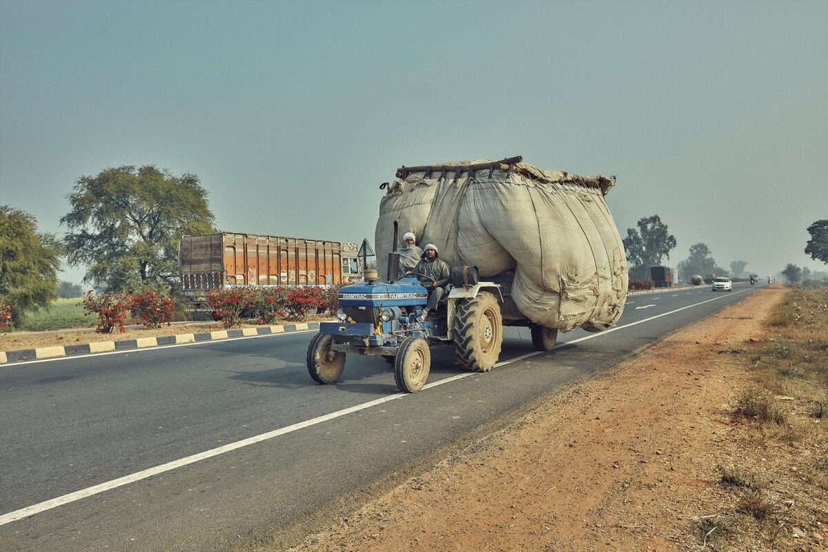 India A Fascinating Everyday Life Photography Series By Hugo Santarem 17