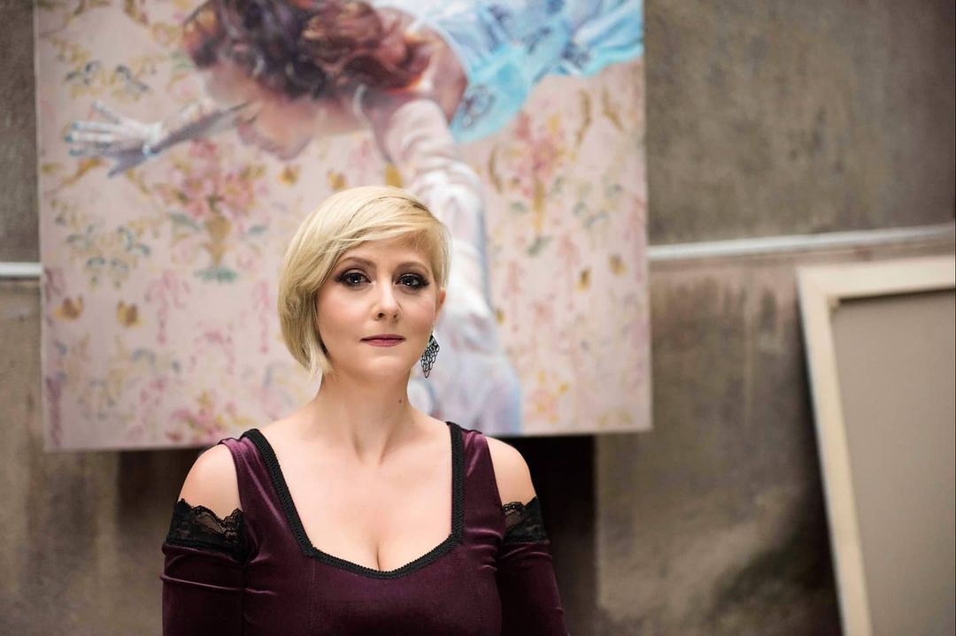 Dream Of Freedom Breathtaking Surrealistic Paintings Of Figures Floating In Flooded Rooms By Ivana Zivic 17