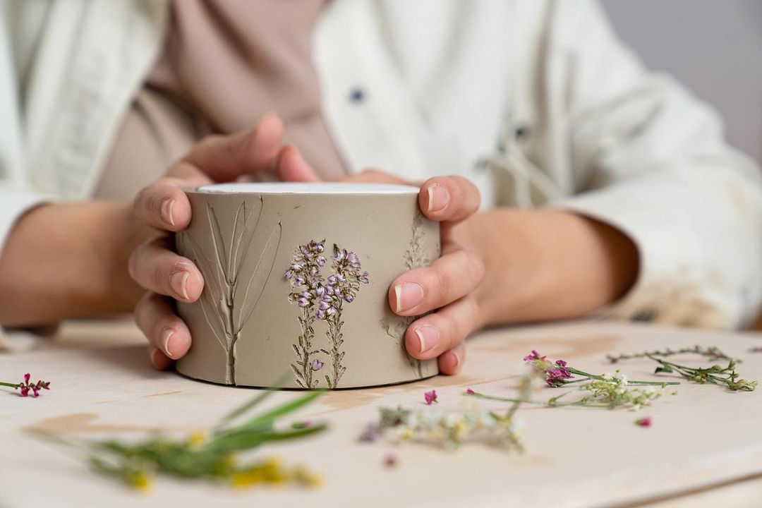 Gorgeous Ceramics Decorated With Botanical Motifs By Hessa Al Ajmani (6)