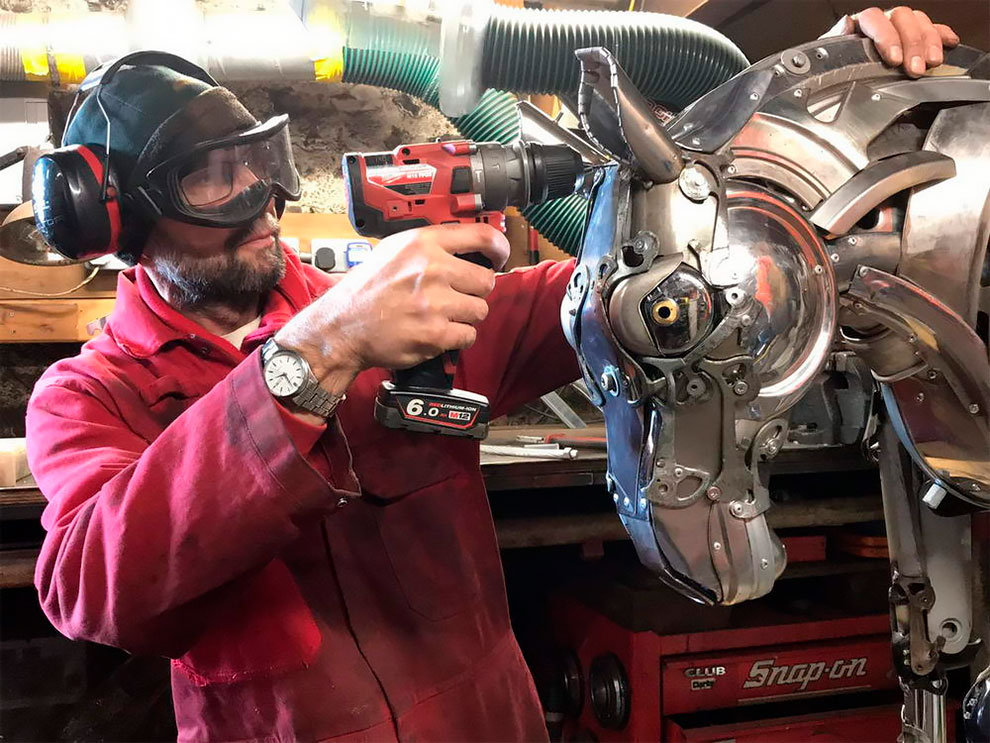 Old Hubcaps Transformed Into Incredible Animal Sculptures By Ptolemy Elrington (25)