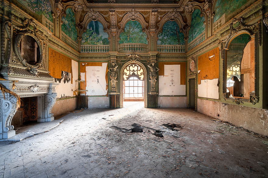 Pictures Of Breathtaking Paintings And Frescoes In Abandoned Places In Italy By Roman Robroek (1)