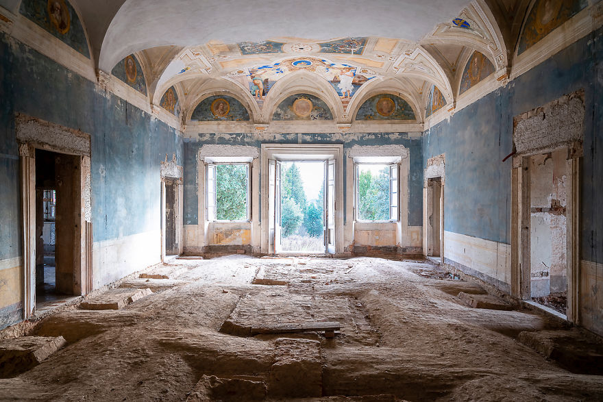 Pictures Of Breathtaking Paintings And Frescoes In Abandoned Places In Italy By Roman Robroek (4)