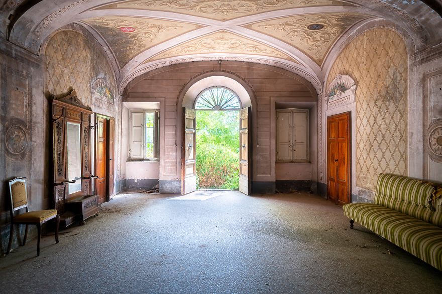Pictures Of Breathtaking Paintings And Frescoes In Abandoned Places In Italy By Roman Robroek (8)