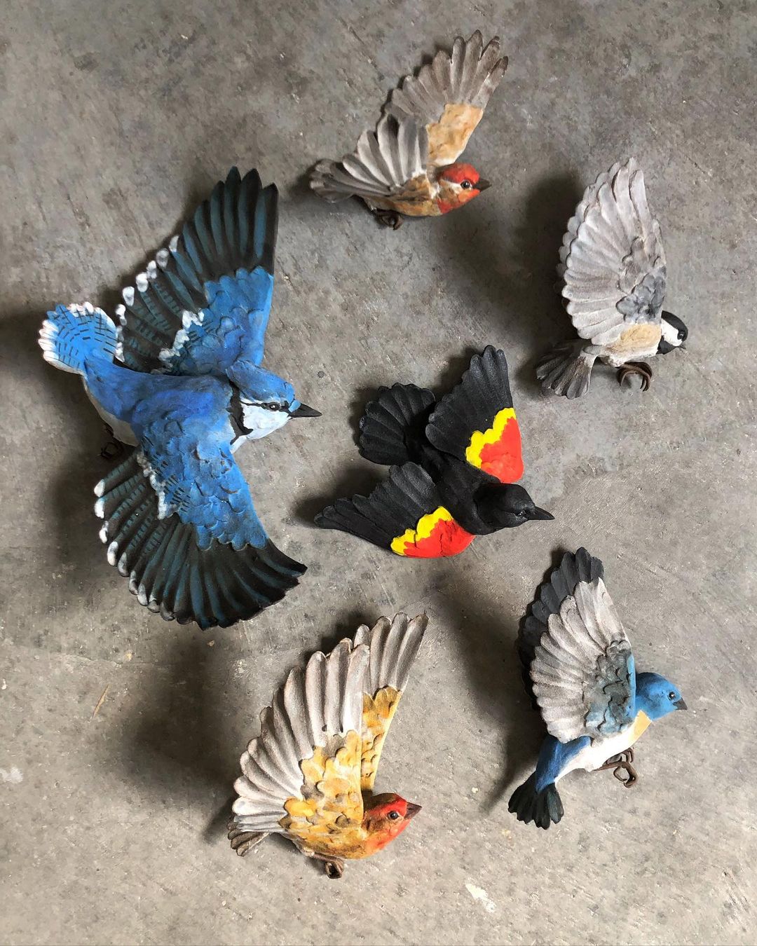 Ceramic Vases Ornate With Realistic Bird Sculptures By Sarah Conti (10)