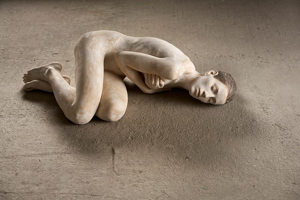 Amazingly Realistic Figurative Wood Sculptures By Bruno Walpoth (11)