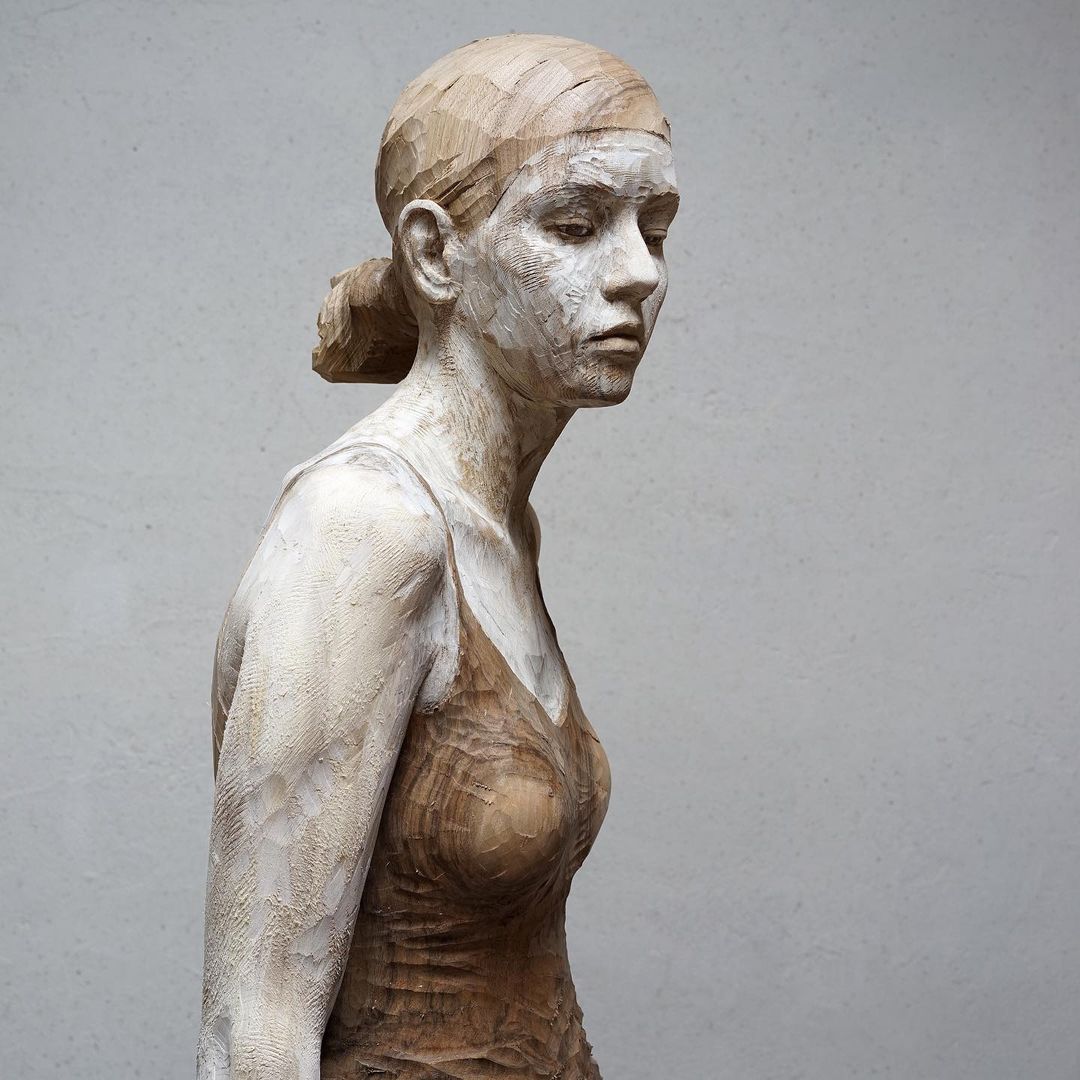 Amazingly Realistic Figurative Wood Sculptures By Bruno Walpoth (19)