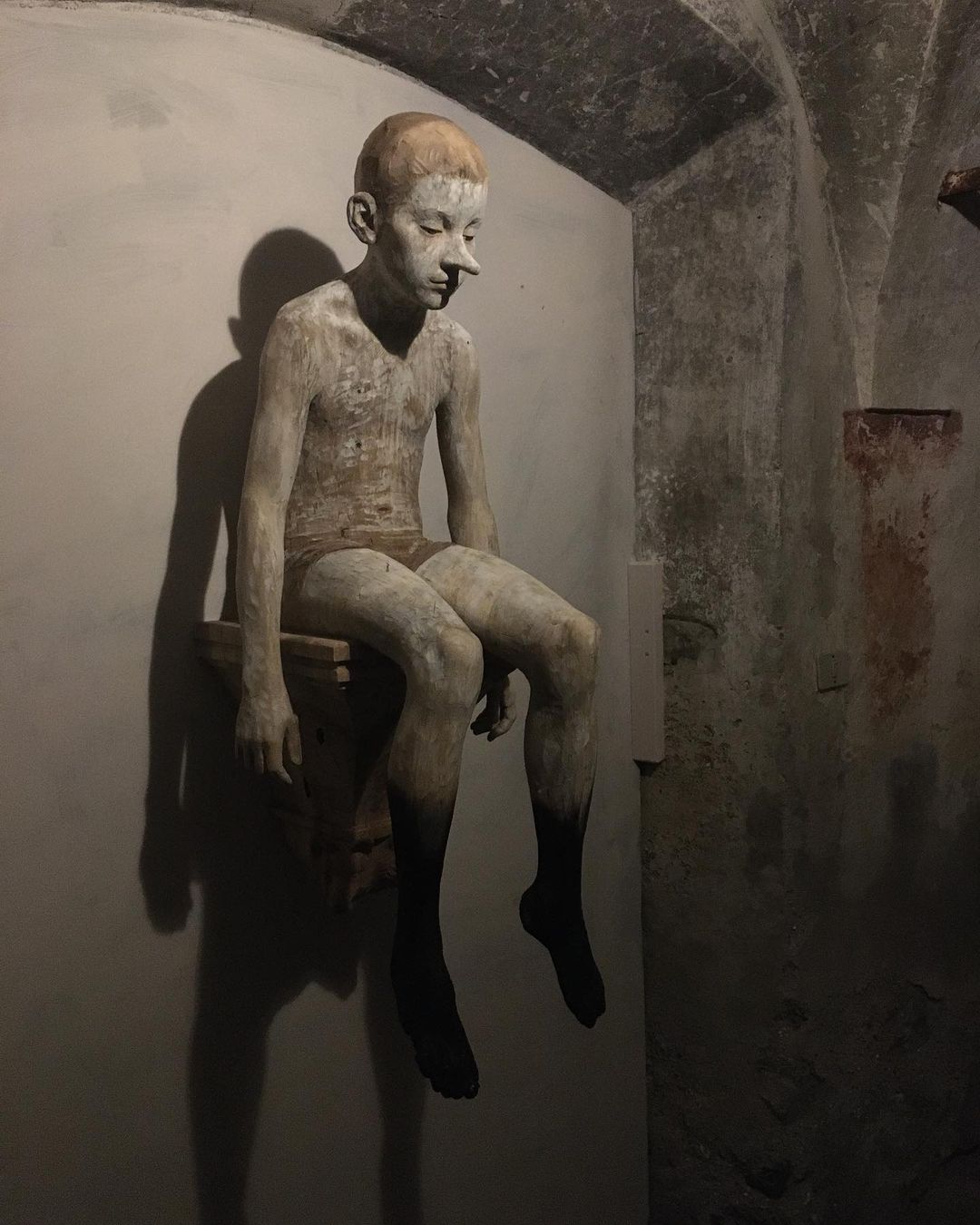 Amazingly Realistic Figurative Wood Sculptures By Bruno Walpoth (20)