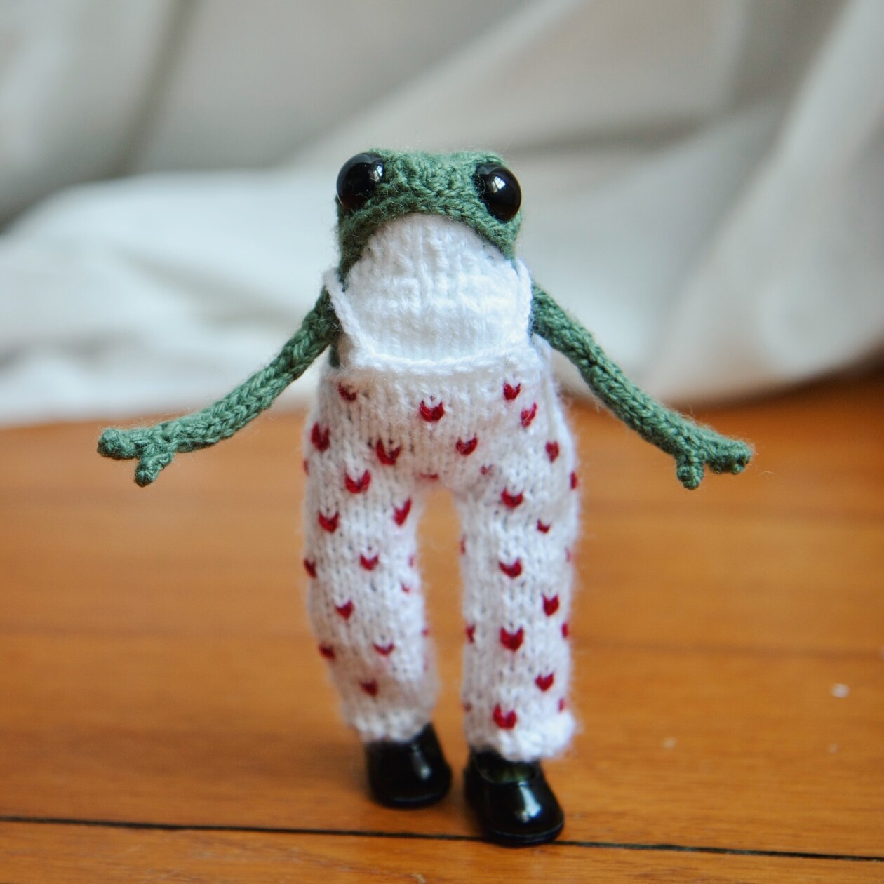 Enchanting Anthropomorphized Frog Crochet Patterns By Elliot (25)