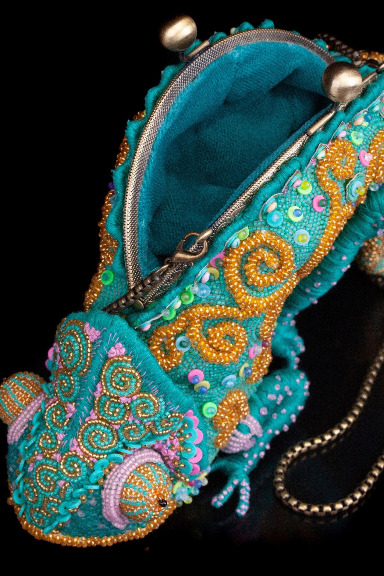 Intricate And Whimsical Hand Embroidered Felted Bags By Alena Kova (29)