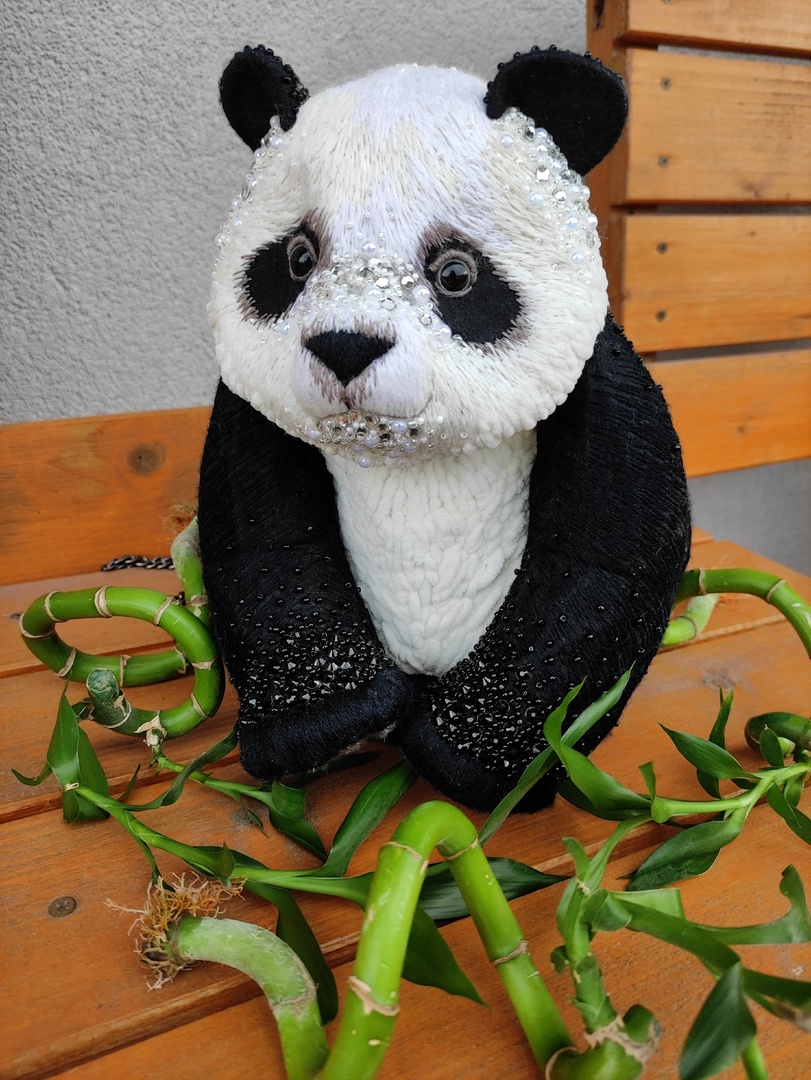 Intricate And Whimsical Hand Embroidered Felted Bags By Alena Kova (4)