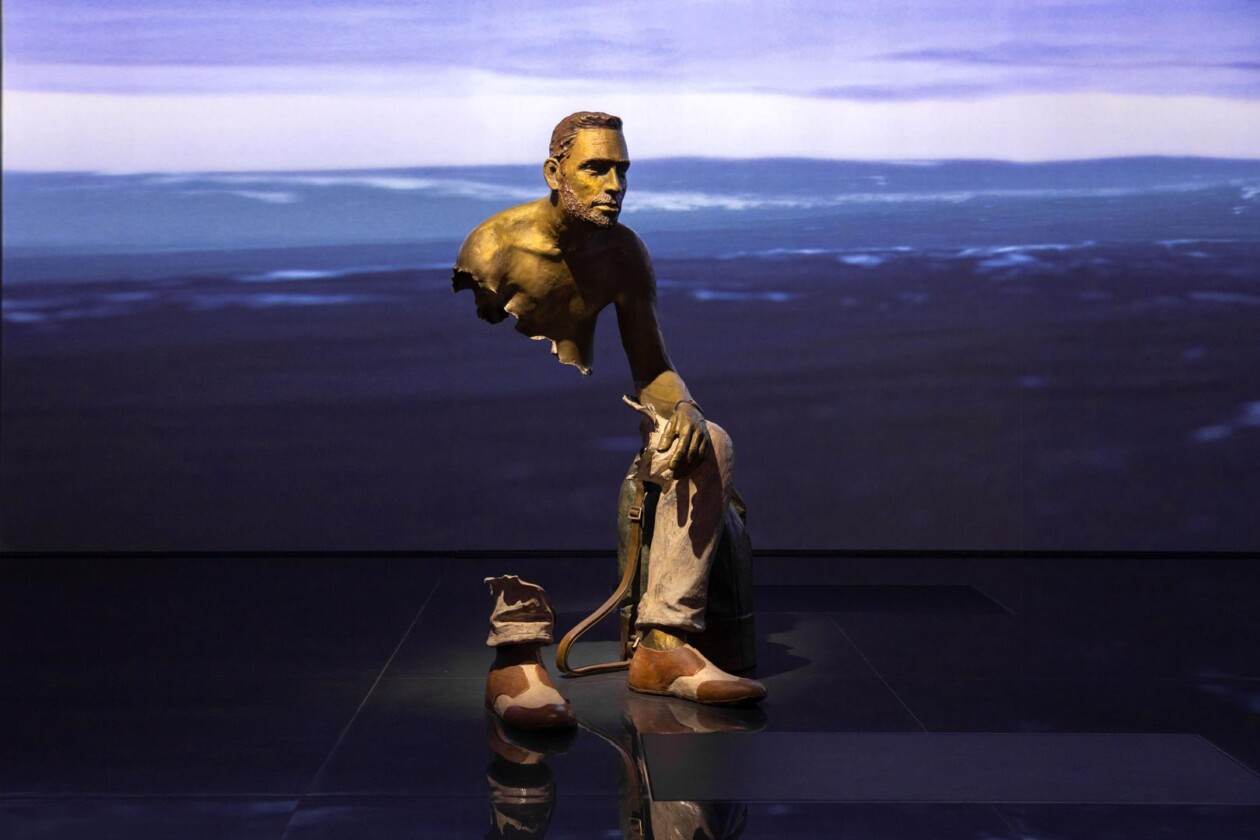Les Voyageurs, Sculptures Of Fragmented Travelers By Bruno Catalano (14)