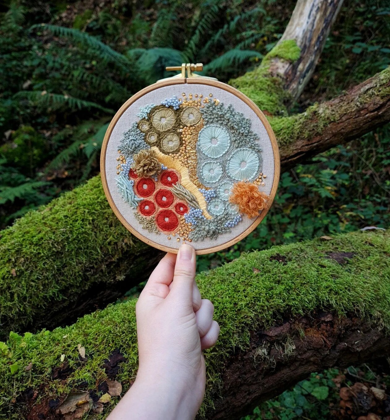 Marvelous Embroideries Inspired By Moss, Coral, And Lichen Forms By Hannah Kwasnycia (2)