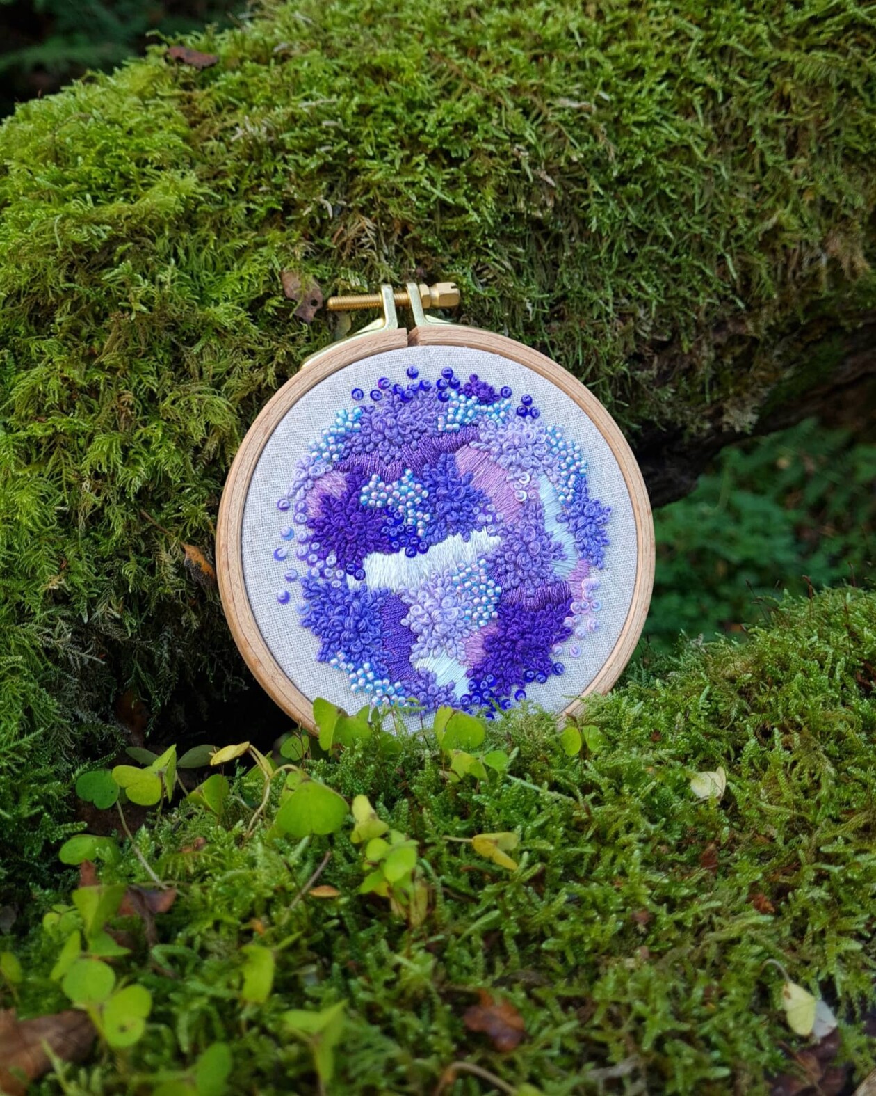 Marvelous Embroideries Inspired By Moss, Coral, And Lichen Forms By Hannah Kwasnycia (20)