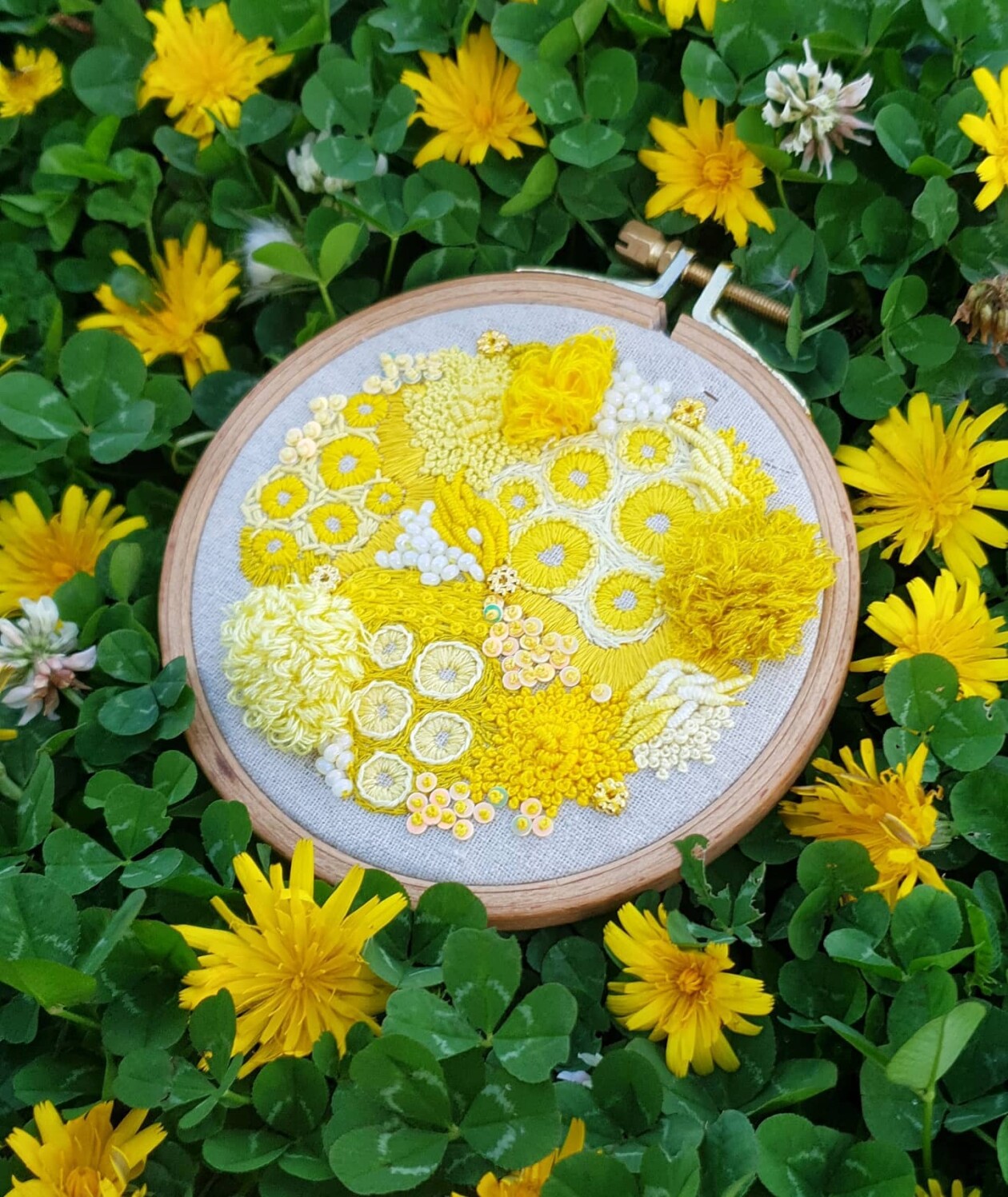 Marvelous Embroideries Inspired By Moss, Coral, And Lichen Forms By Hannah Kwasnycia (4)