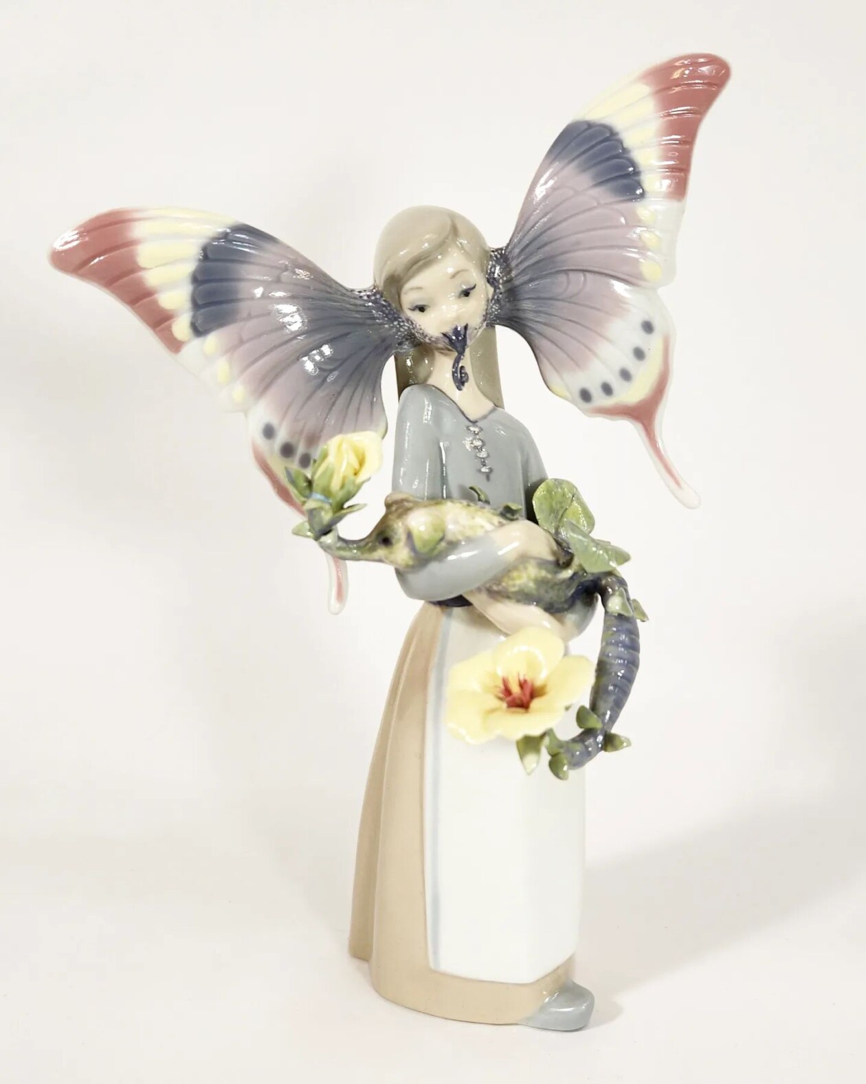 Debra Broz Brings To Life Uncanny Beings By Creating Unexpected Mashups Between Animals, Plants, And Humans (1)