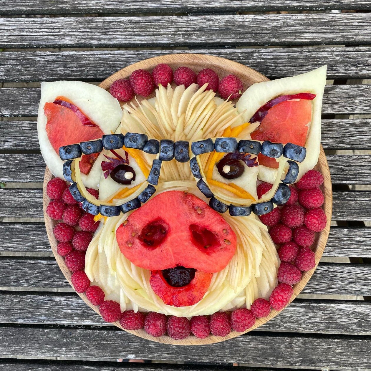 Fresh Fruits And Vegetables Cleverly Turned Into Cute Characters By Sarah Lescrauwaet Beach (3)