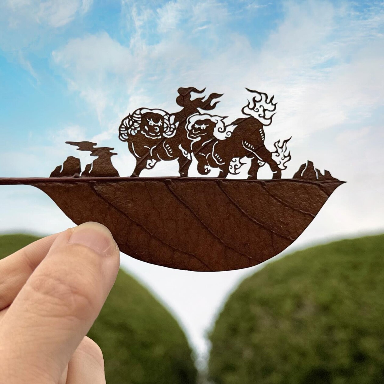 Japanese Artist Lito Meticulously Hand Carves Intricate Scenes Into Leaves (11)