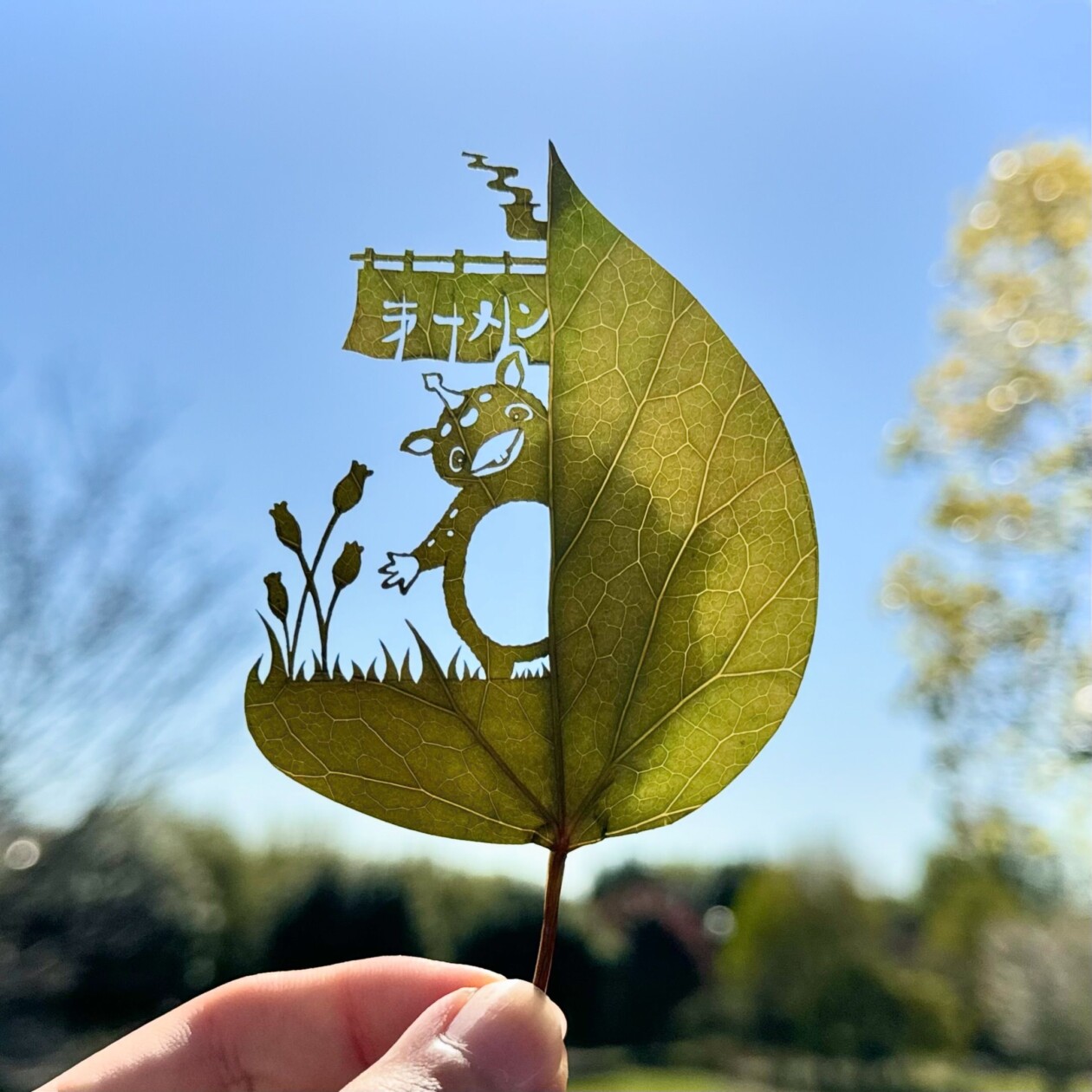 Japanese Artist Lito Meticulously Hand Carves Intricate Scenes Into Leaves (12)