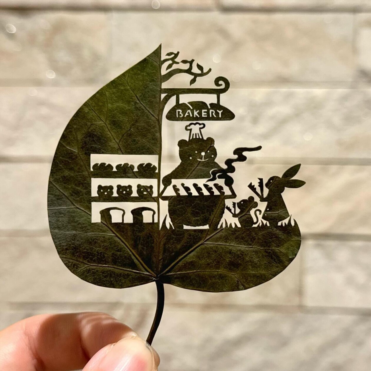 Japanese Artist Lito Meticulously Hand Carves Intricate Scenes Into Leaves (13)