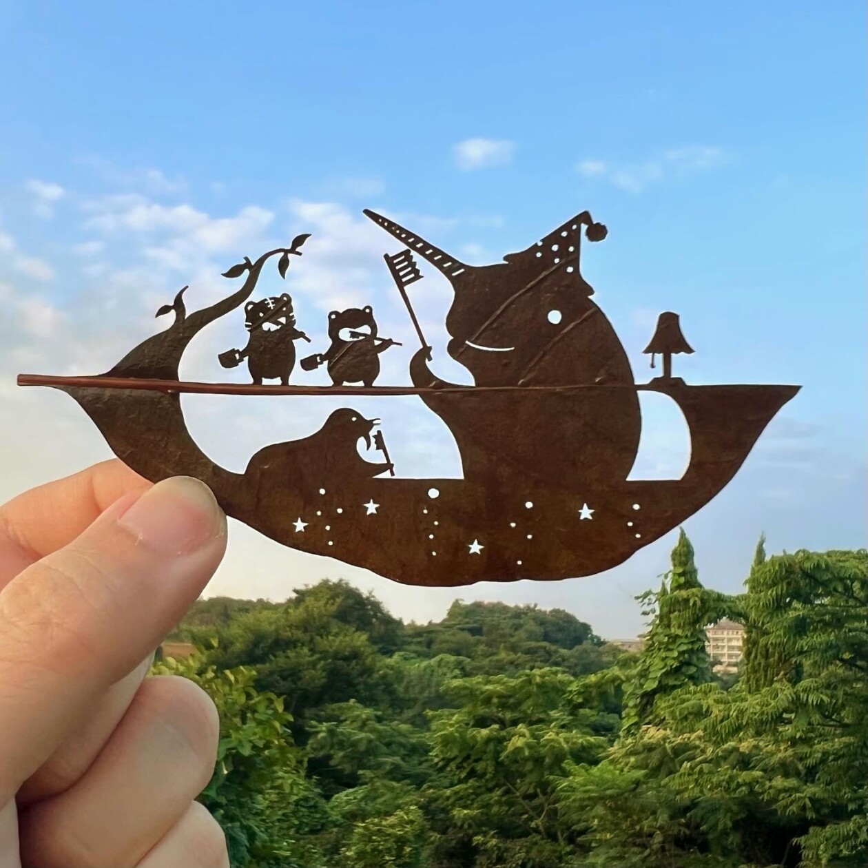 Japanese Artist Lito Meticulously Hand Carves Intricate Scenes Into Leaves (16)
