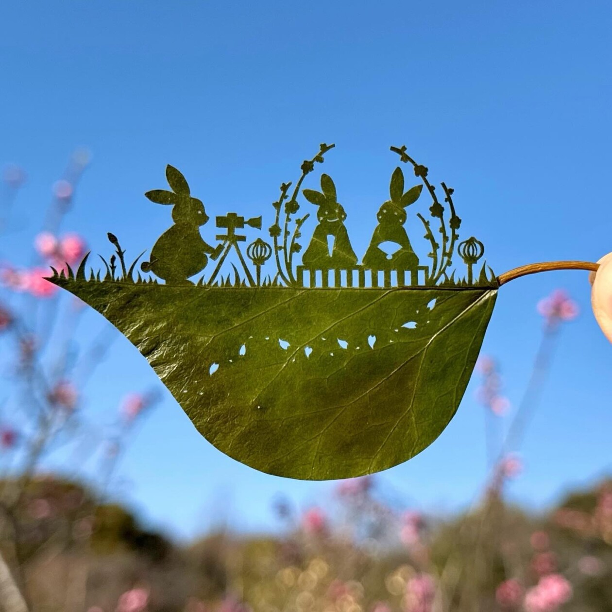 Japanese Artist Lito Meticulously Hand Carves Intricate Scenes Into Leaves (3)