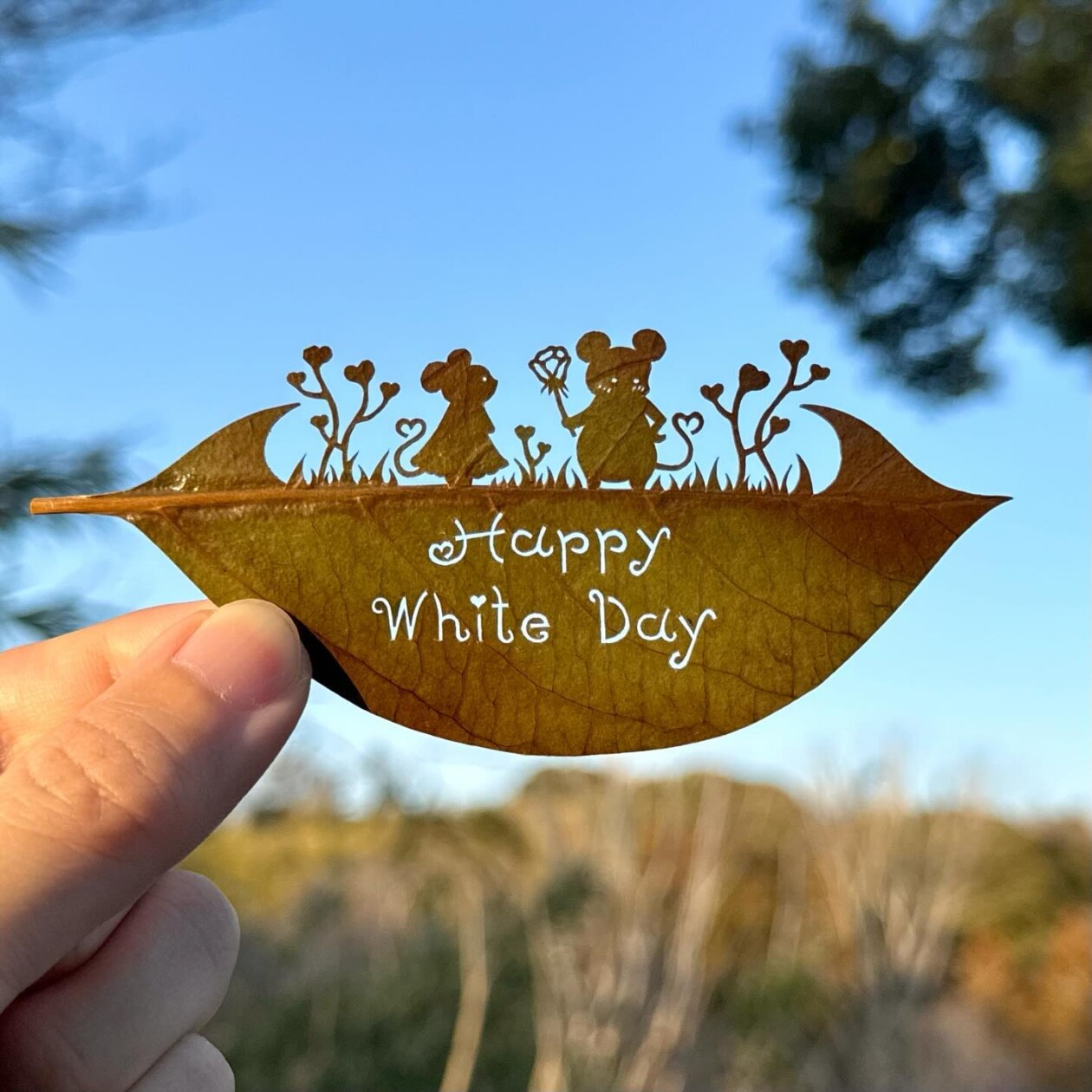 Japanese Artist Lito Meticulously Hand Carves Intricate Scenes Into Leaves (4)