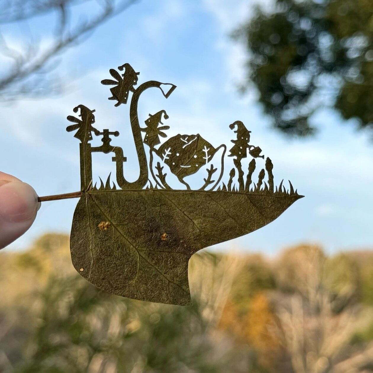 Japanese Artist Lito Meticulously Hand Carves Intricate Scenes Into Leaves (5)