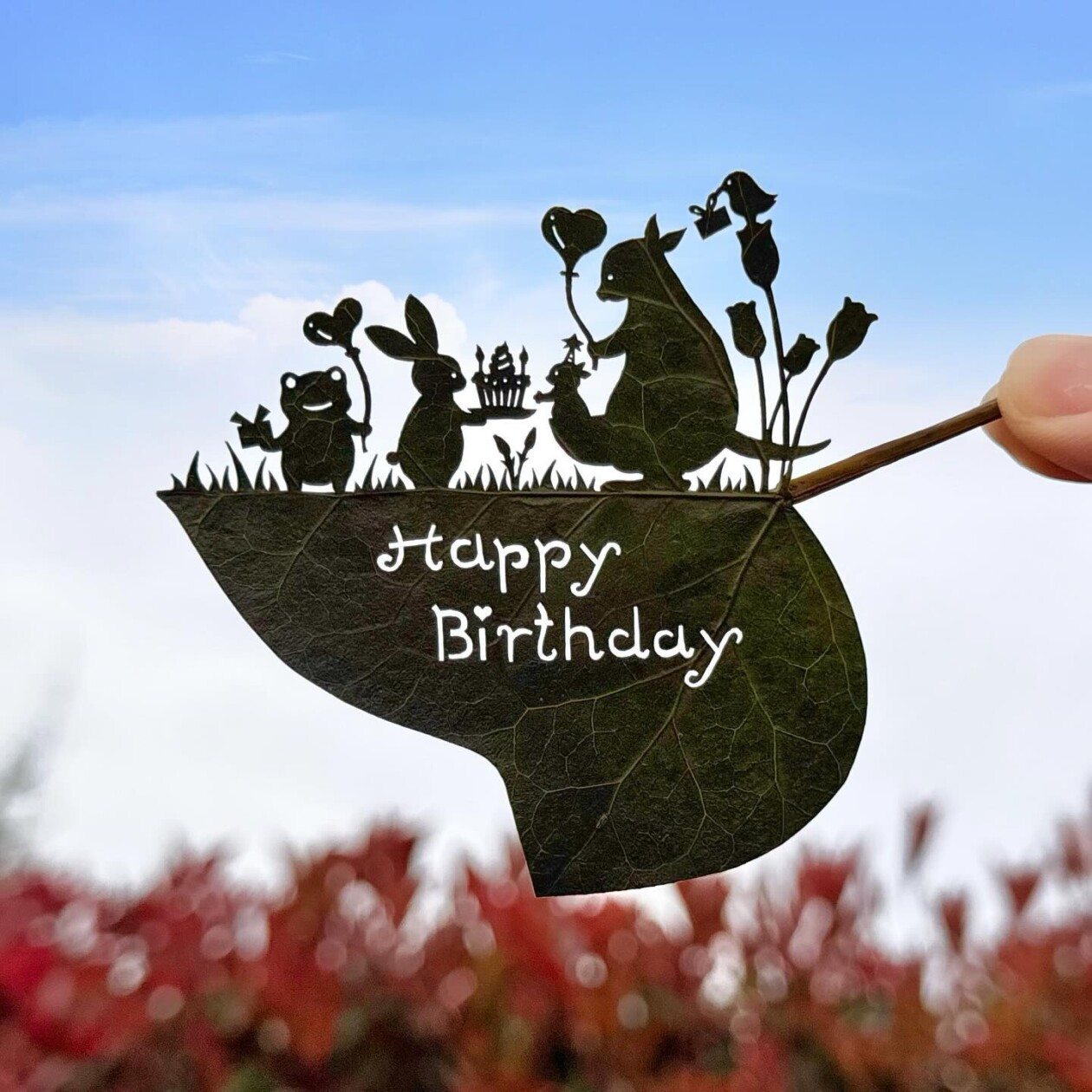 Japanese Artist Lito Meticulously Hand Carves Intricate Scenes Into Leaves (8)