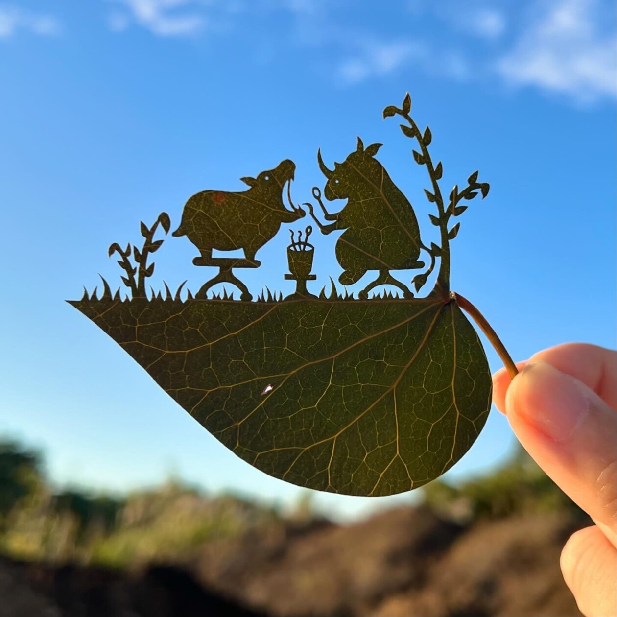 Japanese Artist Lito Meticulously Hand Carves Intricate Scenes Into Leaves (9)