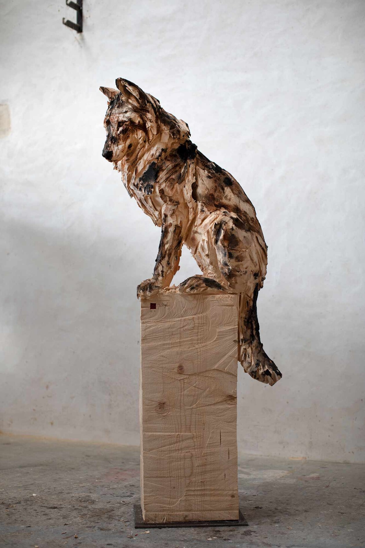 Jürgen Lingl Hand Carves Precise And Textured Figurative Sculptures From Wood (14)