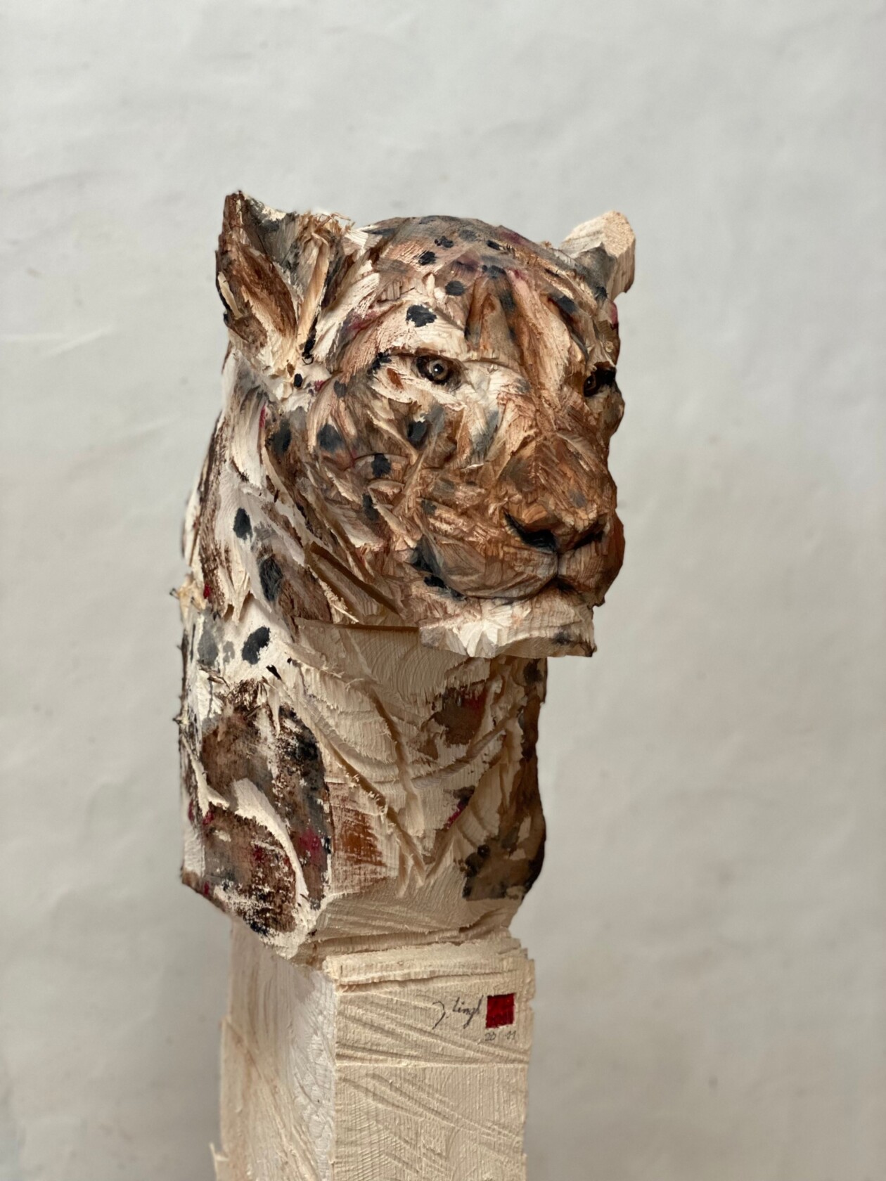 Jürgen Lingl Hand Carves Precise And Textured Figurative Sculptures From Wood (5)