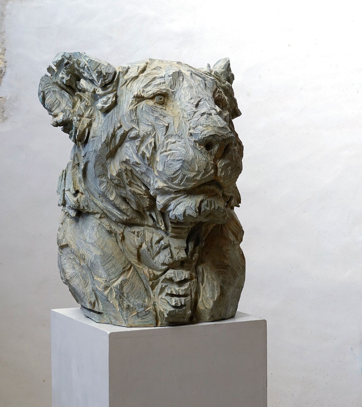 Jürgen Lingl Hand Carves Precise And Textured Figurative Sculptures From Wood (9)