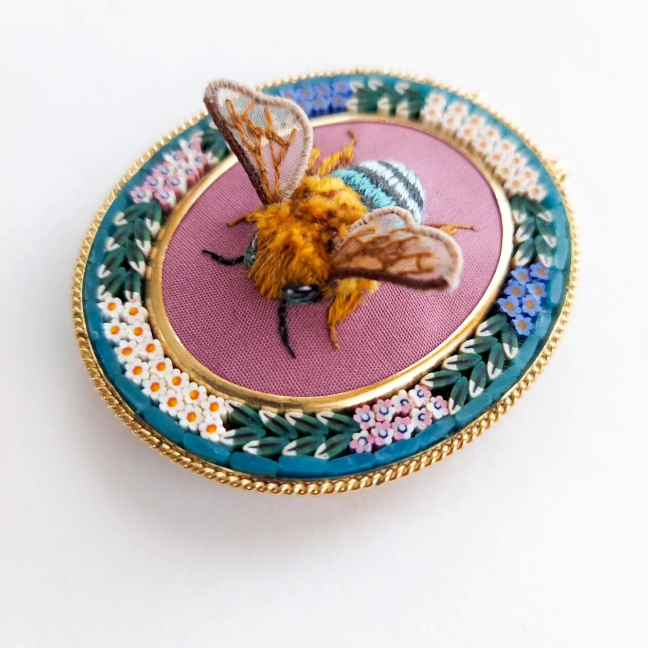 Life Like Three Dimensional Animal Embroideries By Megan Zaniewski (14)