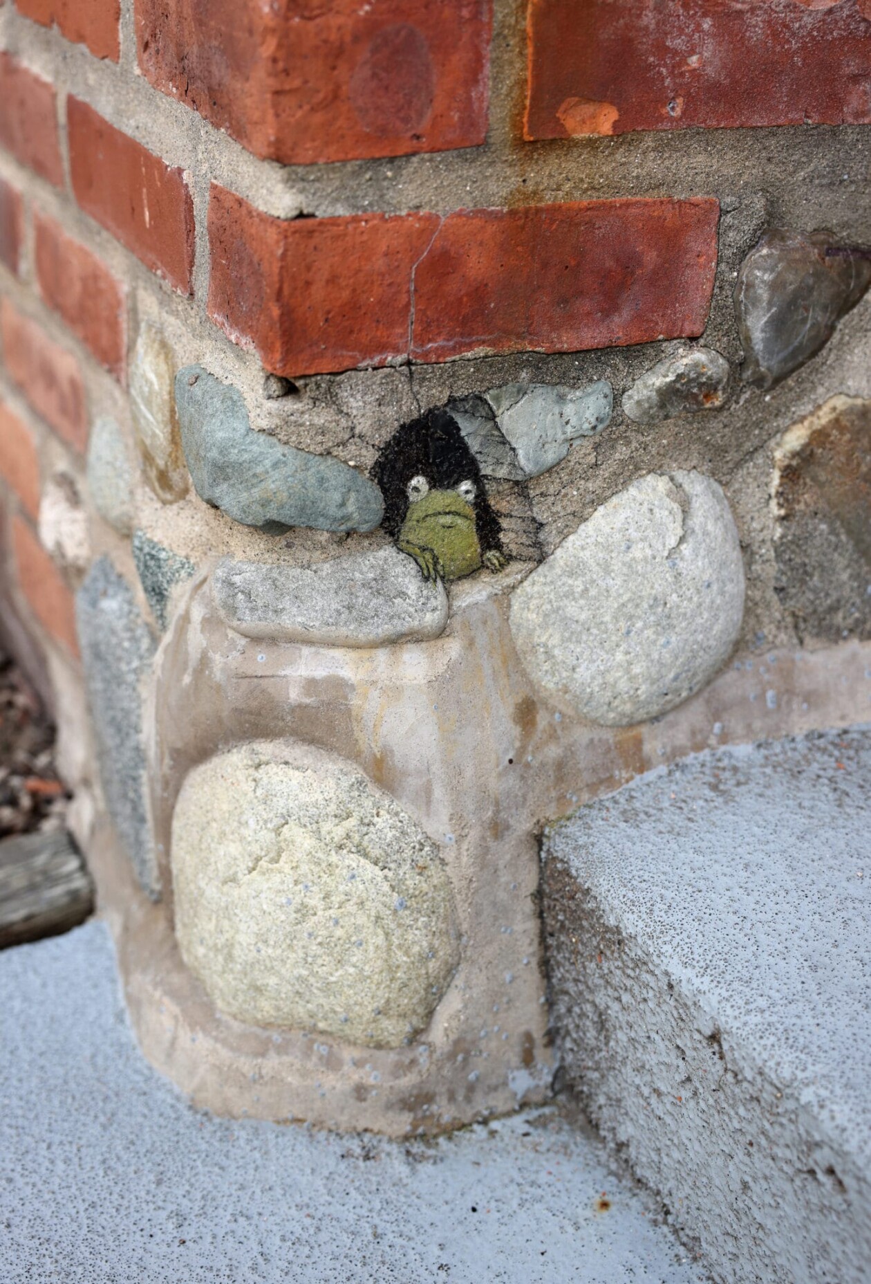 Playful Characters Drawn On Everyday Streets By David Zinn (11)