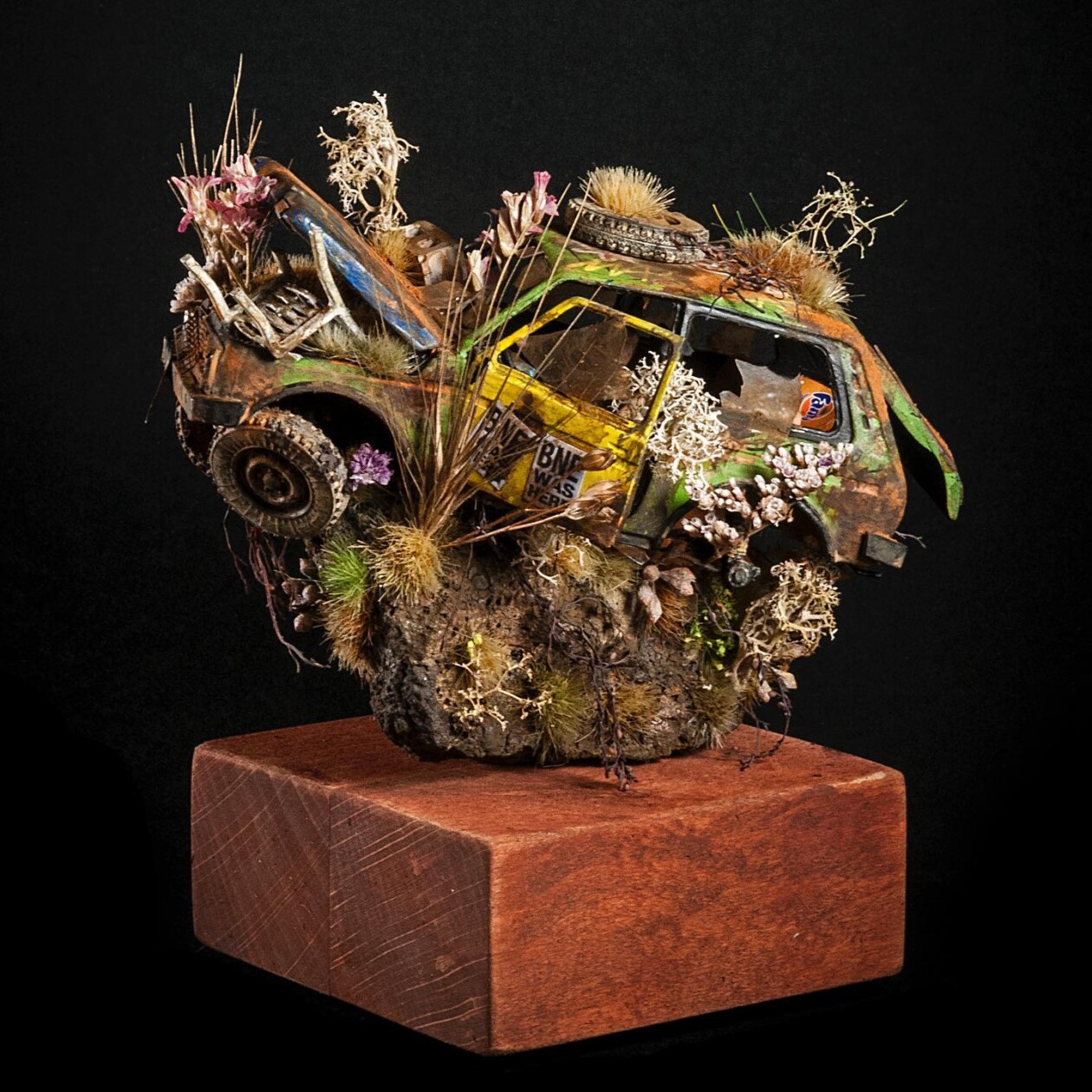 The Miniature Post Apocalyptic Worlds Of Simon Laveuve (17)